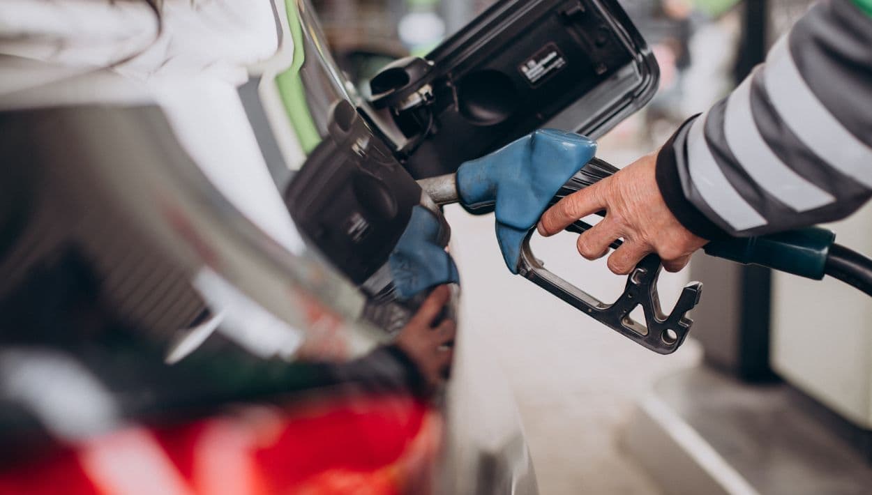 ¿Vale la pena pagar más por gasolina premium? Lo que debes saber antes de llenar tu tanque