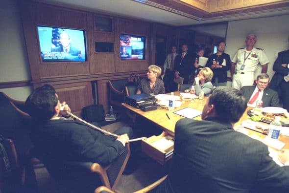 Destacados miembros del Gobierno miran a Bush haciendo una declaración en televisión. (Imagen del Archivo Nacional de EEUU).