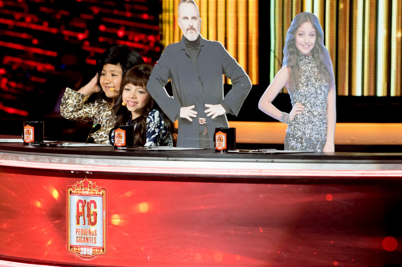 Desde la temporada pasada, Albertano —obviamente— se convirtió en el más simpático de los jueces de Pequeños Gigantes. Para la edición de este año, la producción tuvo una genial idea: darle una versión miniatura a los jueces. Verónica Castro, Miguel Bosé y el comediante disfrutaron de la actuación de tres pequeños que los parodiaron de una manera tierna y encantadora.