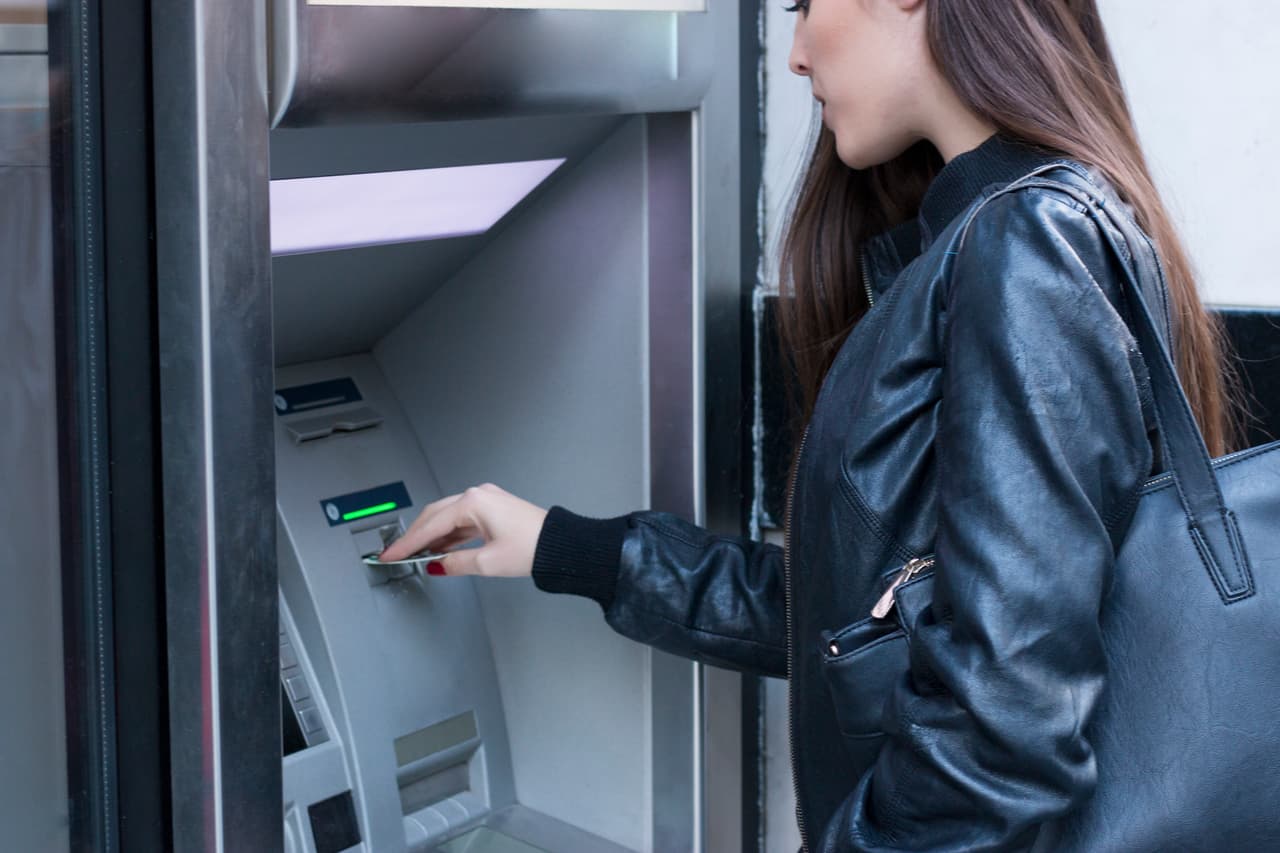 <b>Crea un plan financiero</b>
<br>
<br>Cuando empiezas a planear cómo pagar la universidad, los expertos recomiendan hablar con tu hijo sobre presupuestación y préstamos estudiantiles. La matrícula y los libros de texto son gastos grandes y obvios, pero también debes discutir quién es responsable de cosas más pequeñas, como el transporte a casa durante las vacaciones. Así, sabrán si tu hijo necesita conseguir un trabajo para tener dinero de bolsillo o ayudar con los gastos.