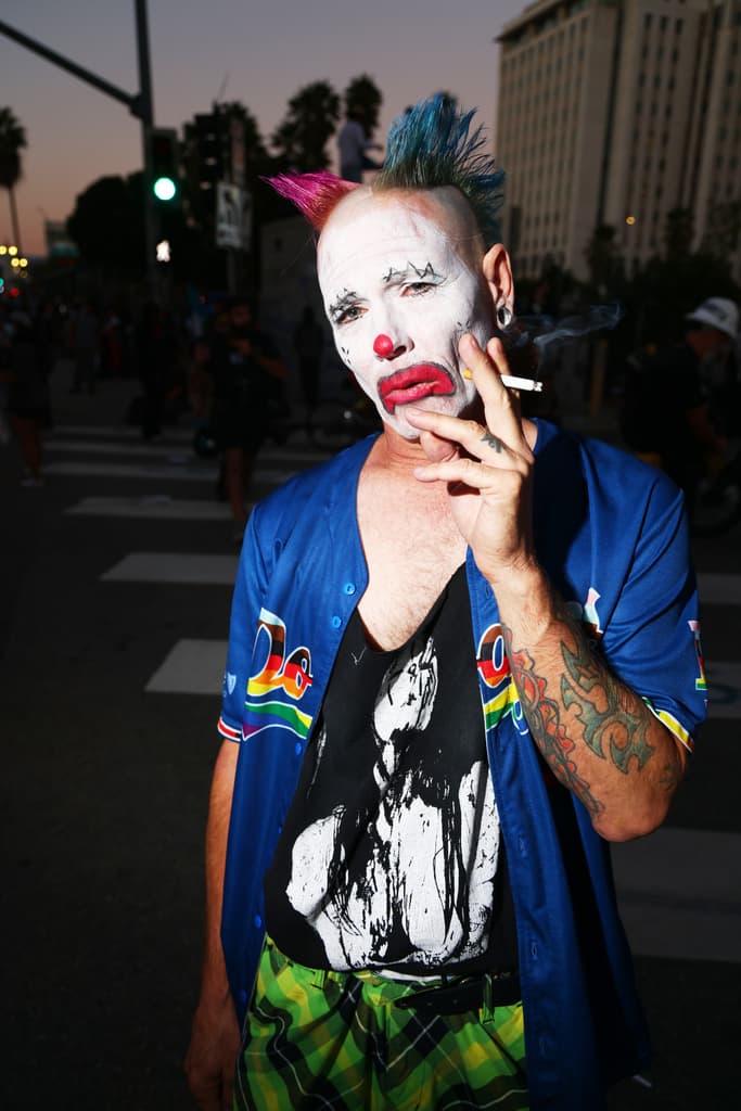 El manifestante Jake Sullivan fuma durante una protesta de "No Kings" el sábado 18 de octubre de 2025 en Los Ángeles.