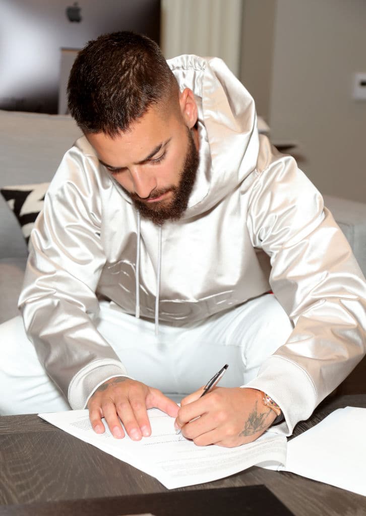 Incluso, Caring hizo un pago adelantado de $375,000 dólares una vez tuvieron las firmas en el contrato, para asà asegurar la presencia del artista en el evento.