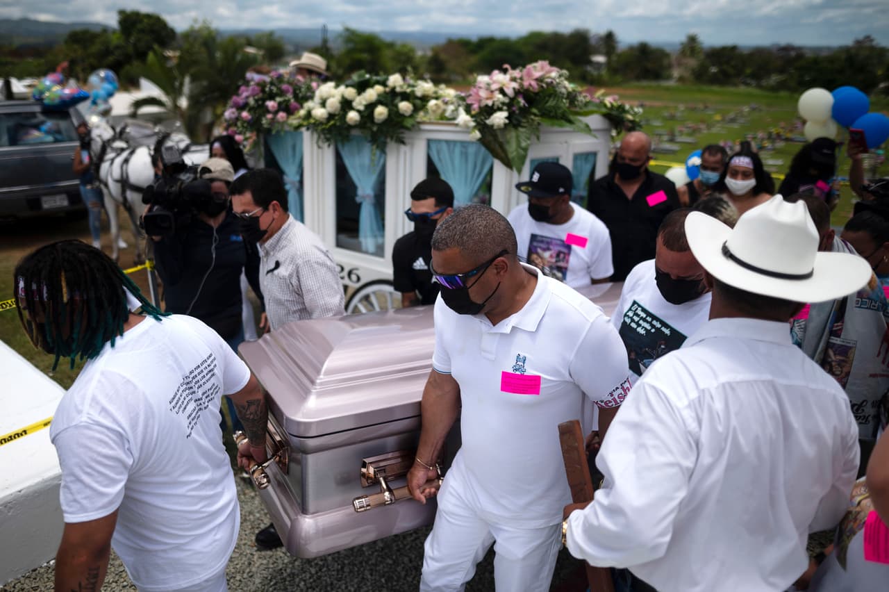Los portadores del féretro cargan el ataúd que contiene los restos de Keishla Rodríguez cuando llegan al cementerio de Guaynabo para su funeral en San Juan, Puerto Rico.