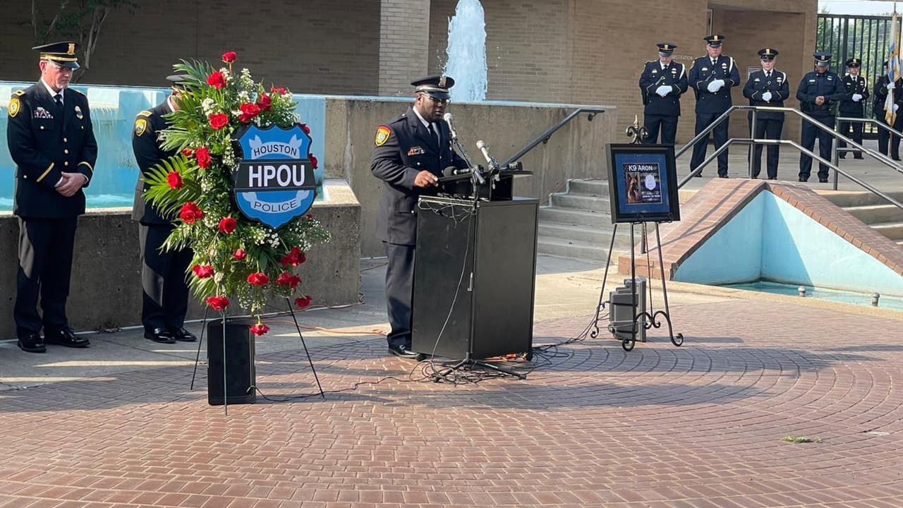 Las autoridades reportaron que el adiestrador dejó a Aron en una patrulla en marcha y con aire acondicionado,
<b>una práctica necesaria y habitual cuando el compañero K-9 no participa activamente en labores policiales.</b>
<br>
