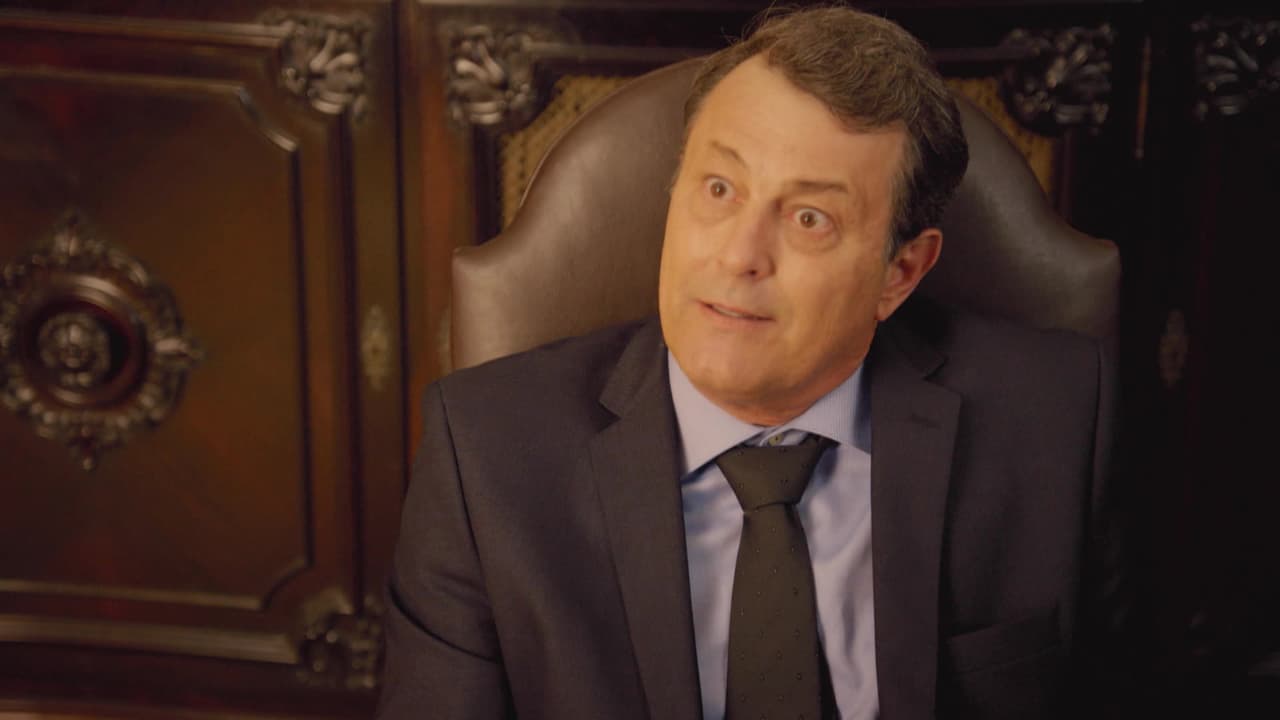 Adriano prefiere dedicarse a los negocios y dejar de lado a su familia. Con su hijo Ricardo mantiene una relación distante.