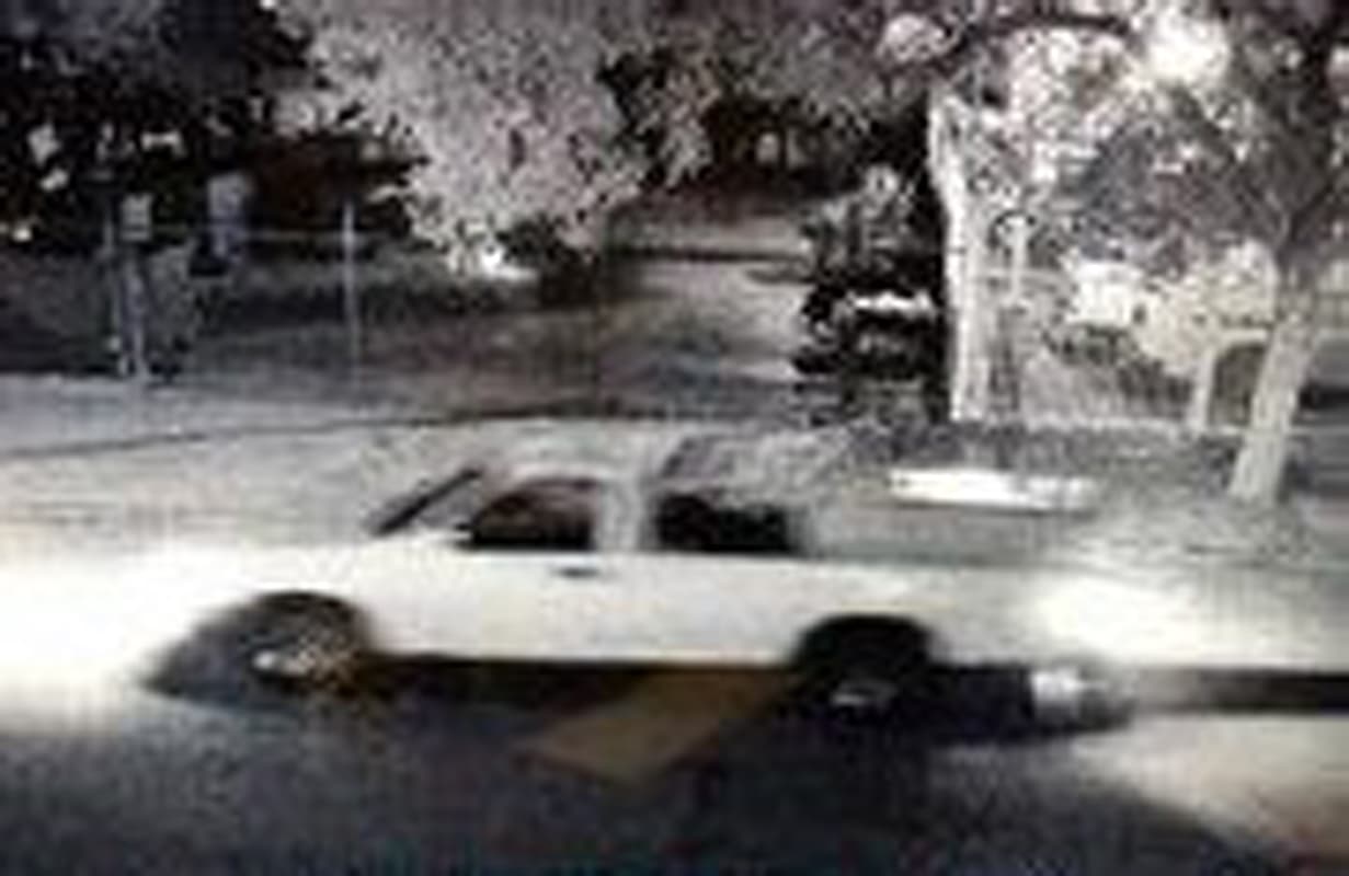 Las autoridades divulgaron la imagen de la camioneta que se cree dejó en la calle un refrigerador con un cadáver dentro.