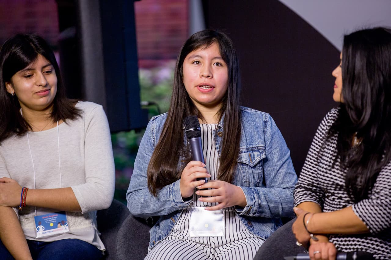 Arianna Boffill, estudiante de 8vo grado de la escuela George Washington Carver Middle School habla de su experiencia escolar junto a Gisela Regalado (a la izquierda), estudiante de 11vo grado de la Academia Jose Marti MAST 6-12 y Karla Hernandez-Mats, (a la derecha), presidenta del sindicato de maestros de Dade, UTD.