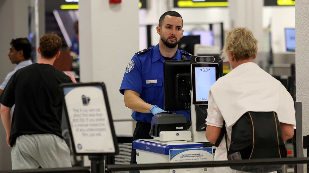 ¿Puede CBP pedirte la clave de tu celular al entrar a EEUU? Abogado de Inmigración responde