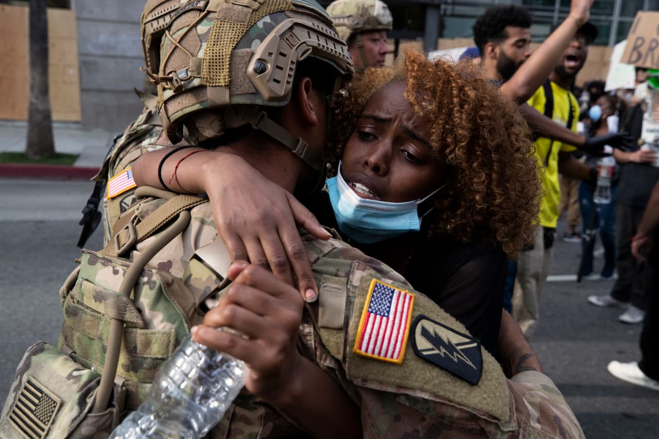 En la protesta de este martes en Los Ángeles, se vio esta imagen: un manifestante abraza a un miembro de la Guardia Nacional que estaba custodiando el lugar. Las autoridades ampliaron hasta el 7 de junio el toque de queda en la ciudad, una medida que no se utilizaba desde la Segunda Guerra Mundial, tras los saqueos durante la noche del lunes.