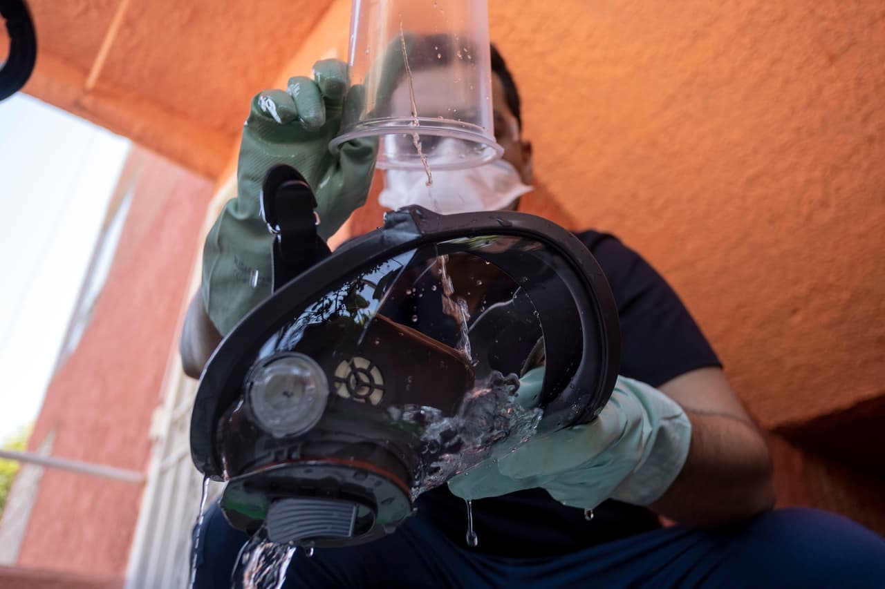 Camacho debe dedicar dos horas al día después de su turno para descontaminarse a sí y a su equipo de protección personal. A mediados de abril, el gobernador de Baja California, Jaime Bonilla, alertó que el personal médico estaba siendo afectado por falta de protocolos y material.