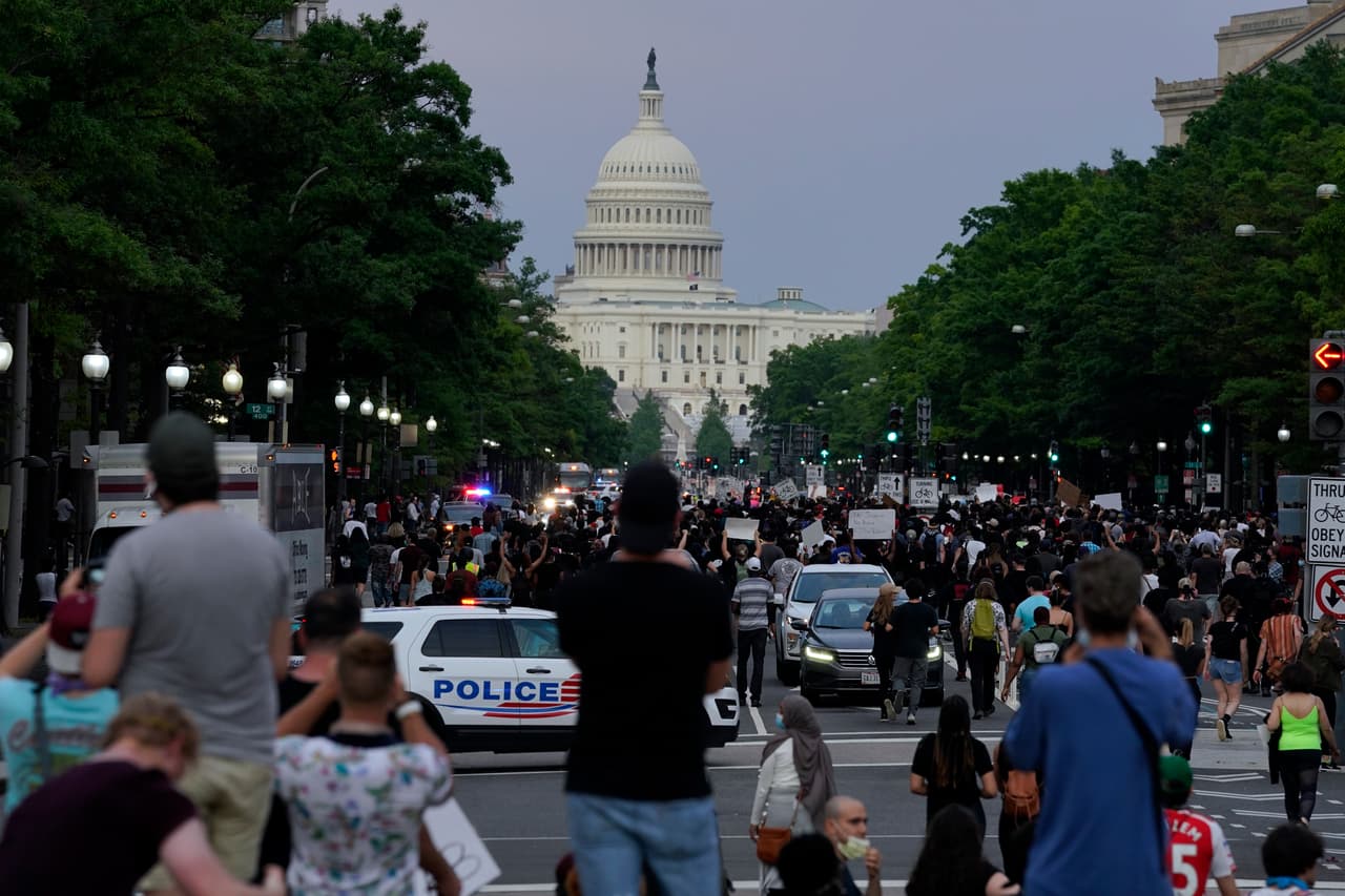 La manifestación pacífica avanzó
<b> </b>por la
<b> <i>Pennsylvania Avenue</i></b> en Washington D.C en la tarde del viernes.