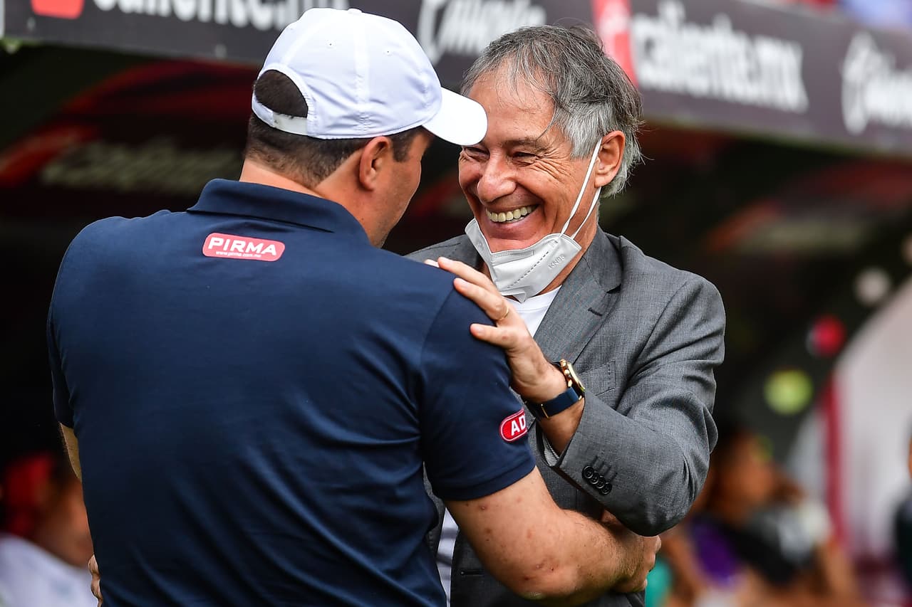 Holan y Jardine se saludaron con efusividad.