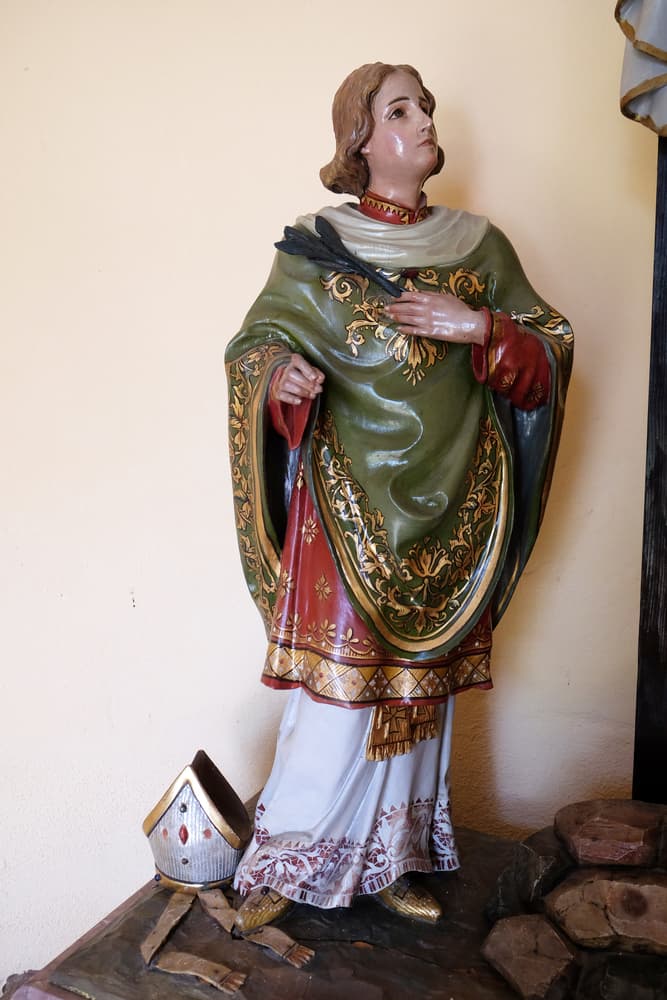 Aunque al parecer el emperador no tenía más intención que encarcelar o expulsar del país al sacerdote rebelde, supuestamente por influencia de su corte y altos funcionarios terminó por ordenarle un mayor castigo: que lo azotaran y finalmente le cortaran la cabeza. ¿Qué día? El 14 de febrero.