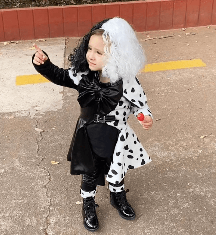 <b>Bella y Marlene Favela </b>
<br>
<a href="https://www.univision.com/famosos/marlene-favela-hija-bella-sueno-fotos">La actriz mexicana</a> vistió a la pequeña Bella de Cruella de Vil y juntas salieron a pasear. En las imágenes compartidas en Instagram se puede ver que la nena de dos años disfrutó de una paleta en el camino.