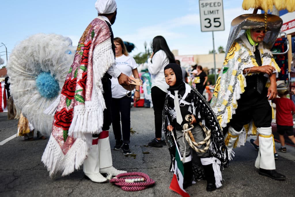 Familias completas se integraron a las distintas presentaciones artísticas que incluyó este famoso Desfile.