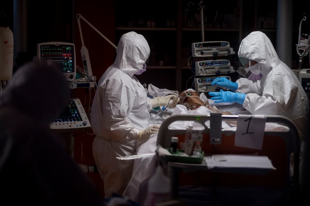 Por su parte, voceros del 
<b><a href="https://www.houstonmethodist.org/locations/texas-medical-center/?utm_source=gmb&utm_medium=organic&utm_campaign=all_front_door_gmb&utm_content=website-click" target="_blank">Houston Methodist</a></b> informaron que actualmente hay cerca de 1,500 empleados en cuarentena debido a que están infectados.