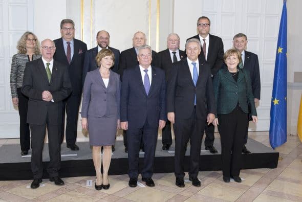 La Primera Dama alemana, Daniela Schadt, el presidente alemán, Joachim Gauck, el alcalde de Berlín, Klaus Wowereit, y la canciller alemana, Angela Merkel, posan para una foto con otros invitados de honor durante la celebración.