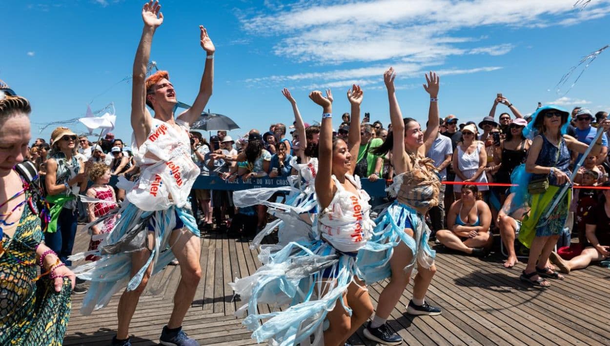 El desfile comienza en West 21st Street y Surf Avenue. Este año se registró una mayor asistencia, luego de que el festival estuviera cerca de no llevarse a cabo debido a una crisis financiera. Sin embargo, tanto locales como visitantes extranjeros vivieron el desfile con gran entusiasmo.