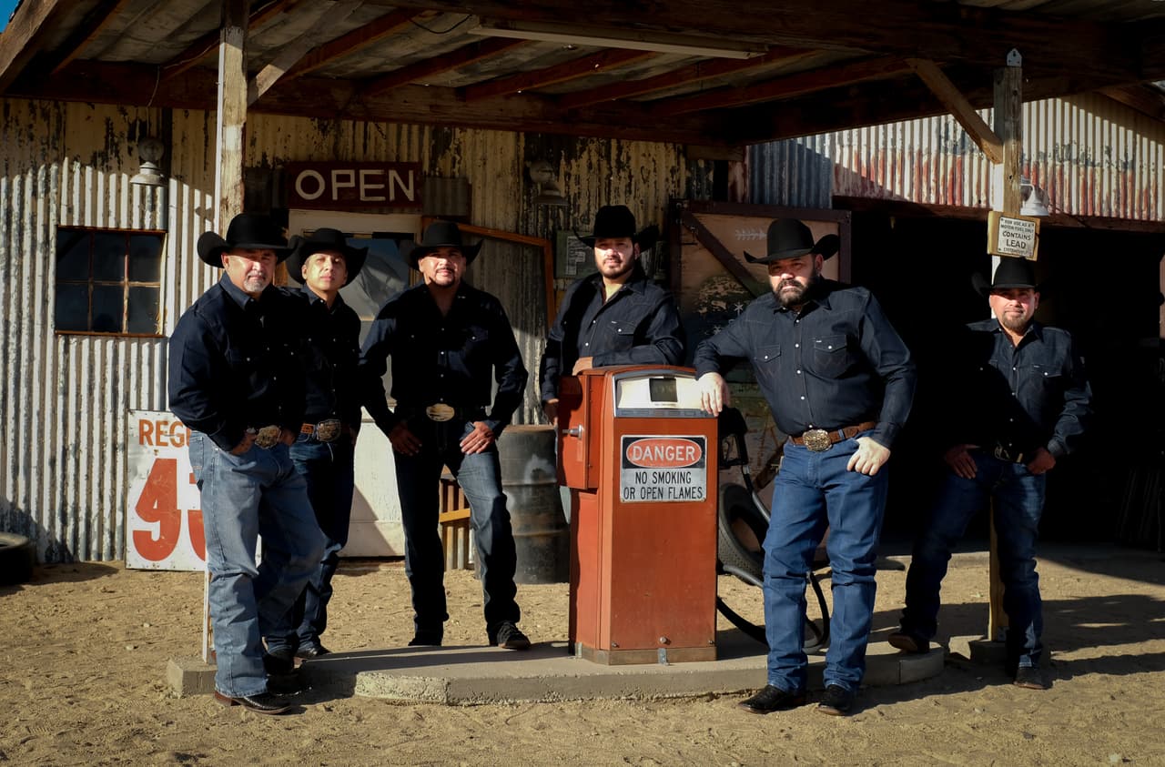 <h2 class="cms-H2-H2">Intocable, Premio Lo Nuestro a la Excelencia 2023</h2>
<br>La agrupación Intocable, fue condecorada con este galardón en Premio Lo Nuestro 2023, por ser de los máximos representantes de la música regional mexicana desde la década de los 90. Los texanos también estuvieron nominados en la categoría Canción Norteña del Año -Regional Mexicano, por su sencillo 'Si Me Duele Que Duela'.