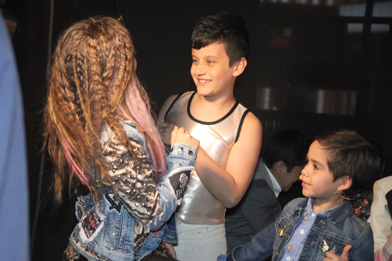 Los niños, mientras tanto, intercambian puntos de vista sobre sus respectivas actuaciones.