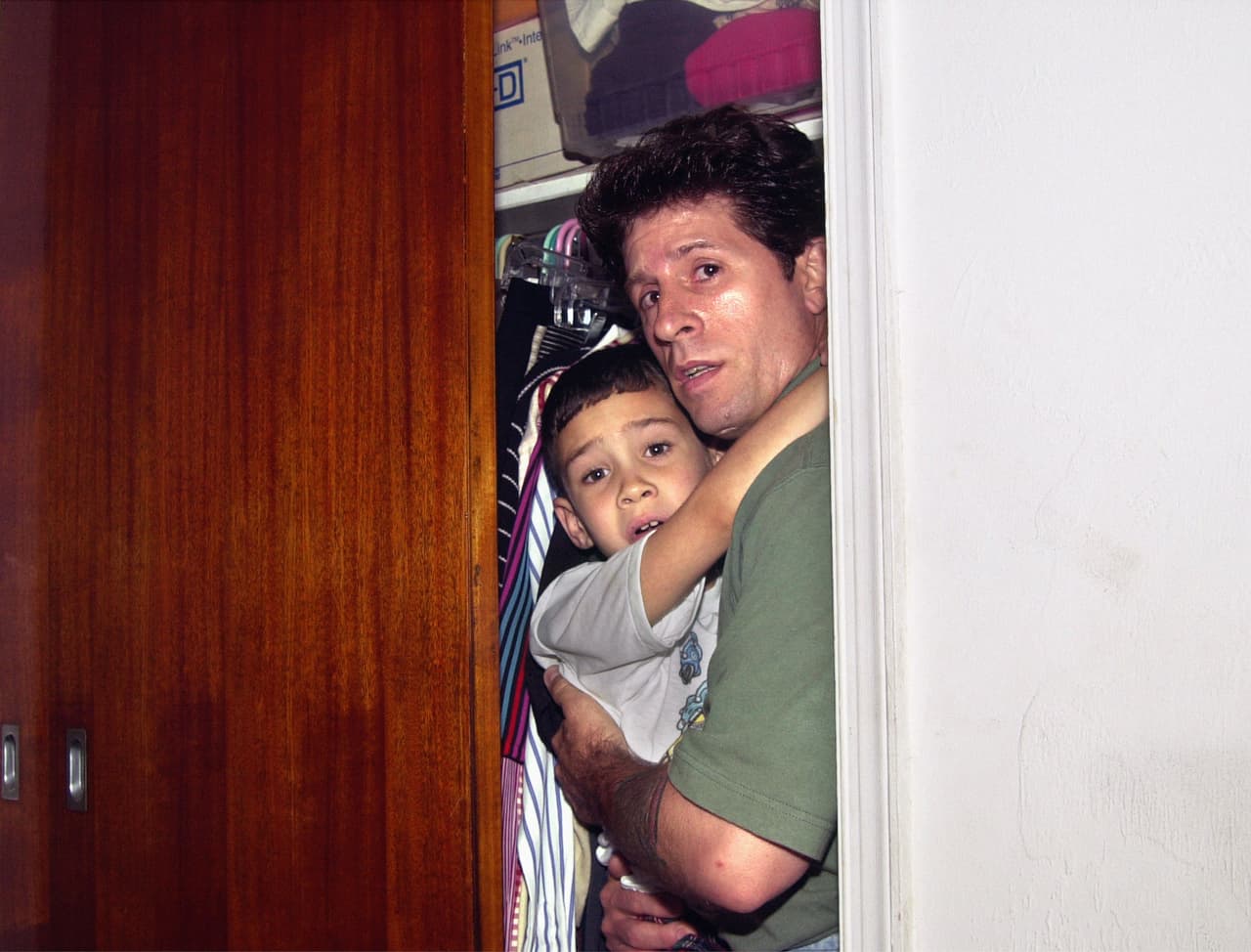 Esta es la primera imagen que logró tomar Díaz ese sábado, 22 de abril de 2000, antes de que entraran los agentes a buscarlo. El pescador que lo rescató se escondía con el pequeño en el clóset de la casa del tío de Elián, Lázaro González.