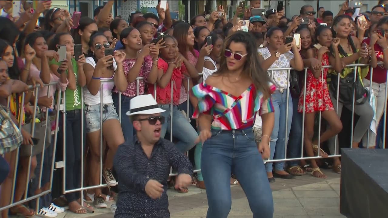 Y por supuesto que Clarissa no podía quedarse atrás, al lado de Carlitos 'el productor' dieron muestra de sus mejores pasos de baile.