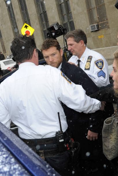 El actor australiano Sam Worthington acudió a una corte de Nueva York después de que fue acusado de golpear en la cara a un fotógrafo (paparazzi). De acuerdo a Worthington el paparazzi intentó tropezar a su novia Lara Bingle de 26 años. 