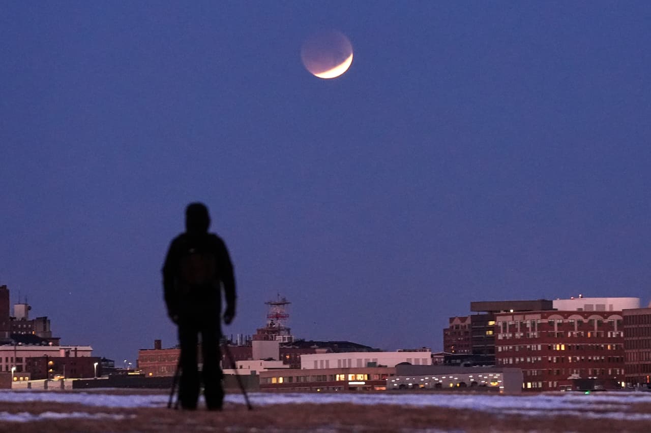 Un hombre admira el eclipse lunar total este 3 de marzo de 2026 en South Portland, Maine.