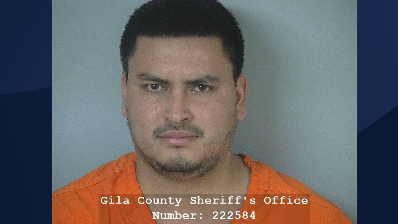 “Mauricio Compos Ruiz, 25 de Phoenix, Arizona fue acusado de transporte de un narcótico para la venta, posesión de un narcótico para la venta, posesión de un narcótico x 2 y posesión de parafernalia de drogas”, se lee en un comunicado de prensa por parte de las autoridades de Gila.