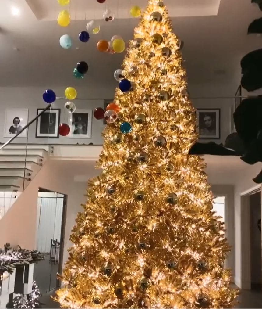 Para muestra, su árbol, el cual, además de medir casi dos pisos,
<b> </b>tiene esferas flotantes de colores que son toda una obra de arte.