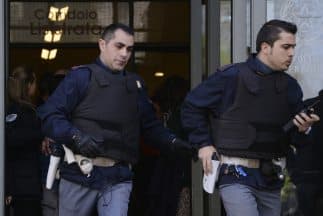 Policías en el edificio de la corte de Milán donde se produjo el tiroteo el jueves que dejó tres muertos y al menos dos heridos.