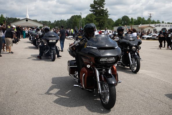 Un grupo de motorizados rinde tributo a Floyd.