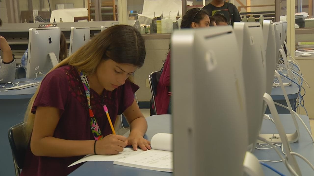Cassandra se ha distinguido por ser una chica estudiosa y cumplidora de sus deberes en su high school.
