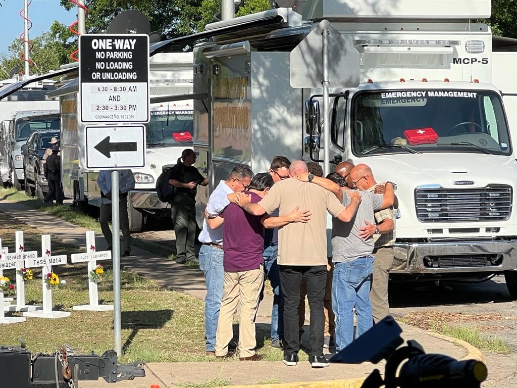 Muchas madres, padres, abuelos y familiares estuvieron esperando por horas información sobre los estudiantes. Pese a que supieron que en la escuela había un pistolero, muchos conocieron la noticia del deceso de sus hijos luego de 12 horas de la tragedia.