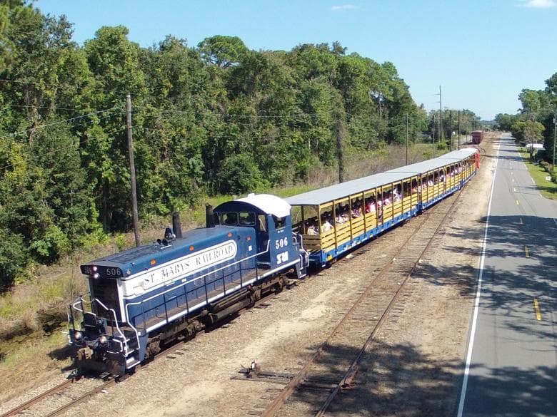 <b><a href="https://stmarysrail.com/excursion-train/">St. Marys Railroad</a></b>. El ferrocarril de St. Marys es un transportista de carga de línea corta desde hace mucho tiempo que sirve a la región local alrededor de St. Marys, cerca de la costa y que también ofrece excursiones con toques históricos entre Kingsland y St. Marys.
<br>
<br>
<b><a href="https://goo.gl/maps/pZdCWNmuDfjgUTCR9">Cómo llegar</a></b>