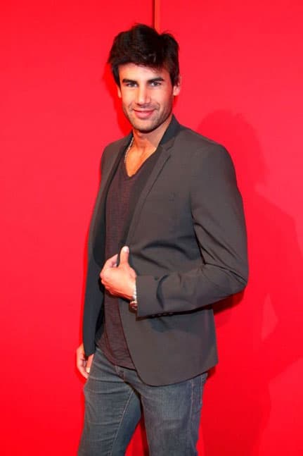 Las tácticas de Juan para conquistar a una mujer son usar la mirada y la sonrisa, aunque confiesa ser tímido y le gusta que ellas también den el primer paso.