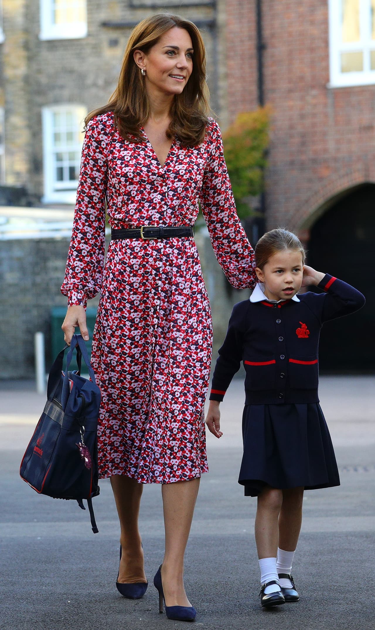 Aunque este fue su inicio formal en la escuela, en enero de 2018 la princesa Charlotte 
<b><a href="https://www.univision.com/entretenimiento/realeza/la-princesa-charlotte-es-menor-que-su-hermano-y-es-mas-madura-mira-su-cara-antes-del-primer-dia-de-escuela-fotos#fefd65dc0001" target="_blank">comenzó a asistir al colegio Willcocks Nursery School</a></b>, en jornadas de pocas horas al día.
