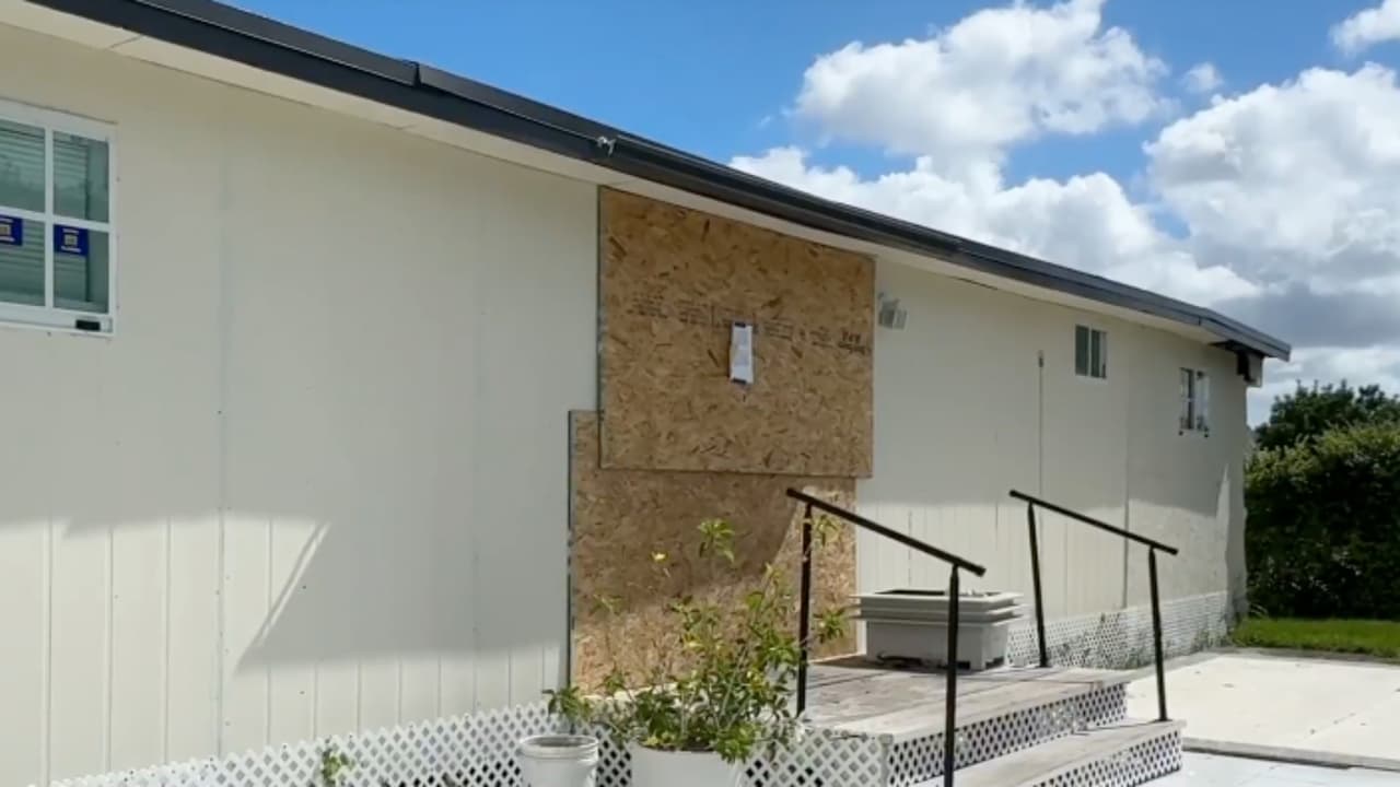 Varias casas fueron clausuradas, los objetos personales se quedaron atrapados esperando que quienes vivían allí reciben autorización.