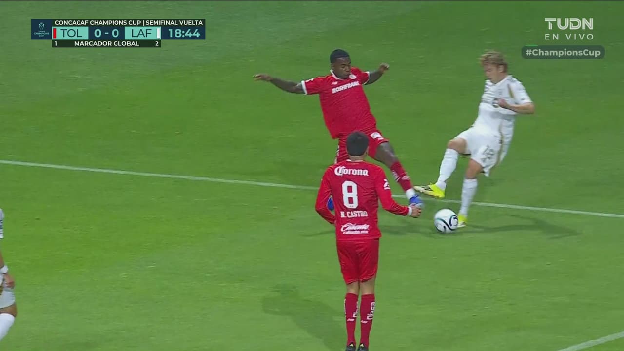 ¡Epaaaa! ¿Y ese golpe a Helinho, profe? ¡Cayó dentro del área, véanla bien!