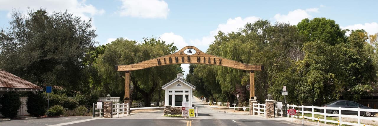 <b>Hidden Hills </b>
<br>Hidden Hills está en el condado de Los Ángeles y es uno de los mejores lugares para vivir, de acuerdo con el estudio. El vecindario ofrece a los residentes un ambiente rural y la mayoría de los residentes son dueños de sus hogares. Hidden Hills tiene muchos parques y los residentes tienden a tener puntos de vista políticos moderados. Las escuelas públicas están altamente calificadas.
<br>
<b>Población:</b> 2,218
<br>
<b>Calificación de seguridad: </b>B+
<br>
<b>Calificación de seguridad: </b>
<br>
<b>Escuelas públicas:</b> A+
<br>
<b>Ingreso promedio:</b> $250,001