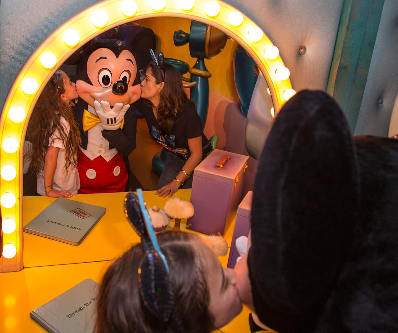 Hasta le dieron un besito a Mickey.