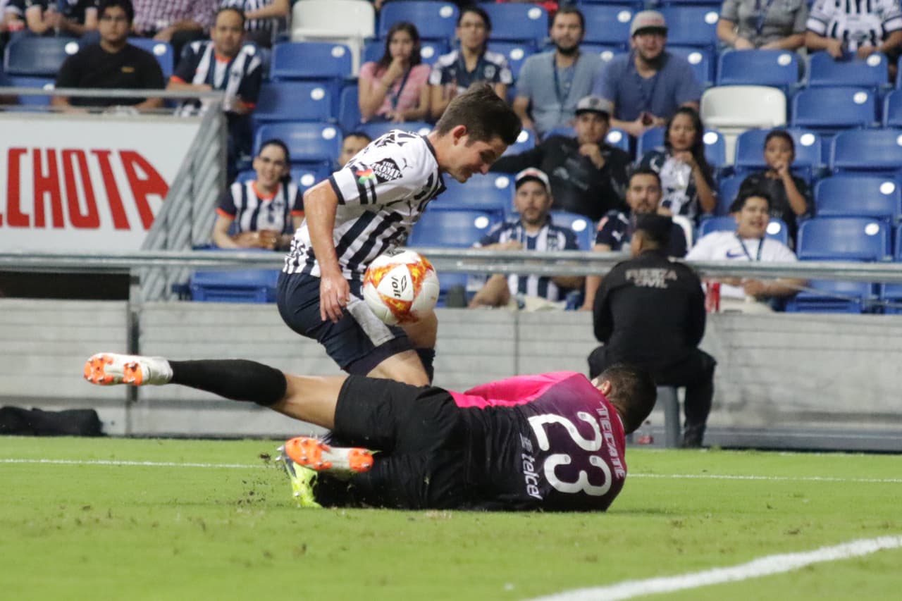 Cada vez más se iban incrementando las sensaciones de peligro para la cabaña que defendía el portero de los morelenses Víctor Hernández, aquí con las uñas salvando su meta.