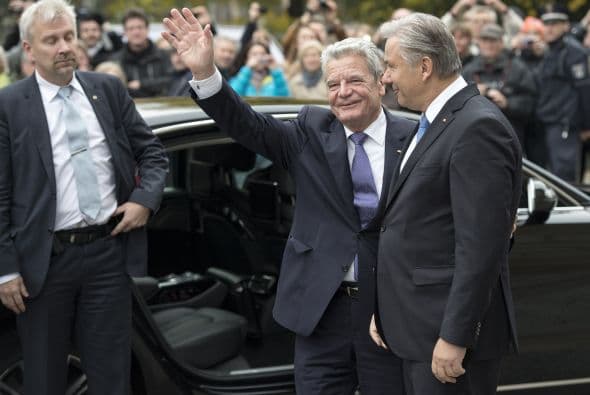 El presidente alemán, Joachim Gauck (C) con el alcalde de Berlín, Klaus Wowereit durante a su llegada.