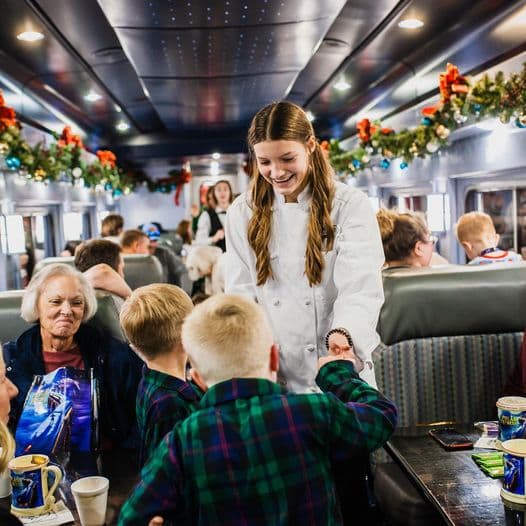 En el tren, podrás cantar algunos villancicos navideños y observar a los chefs bailar en los vagones, obtener tu boleto dorado sellado por el conductor el vagón y disfrutar de chocolate caliente y una golosina, mientras escuchas el cuento infantil mágico The Polar Express.
