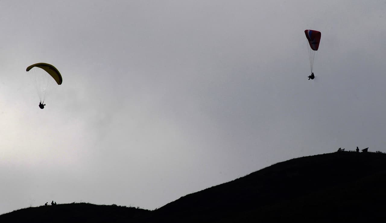 Imagen de Archivo de dos paracaidistas.