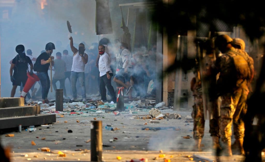 Manifestantes libaneses se enfrentan a las fuerzas de seguridad en el centro de Beirut este sábado, luego de una manifestación contra el liderazgo político al que culpan por la brutal explosión de este martes. El patriarca maronita del país, cardenal Bechara Rai, reclamó este domingo la dimisión del gobierno y la celebración de elecciones legislativas anticipadas.