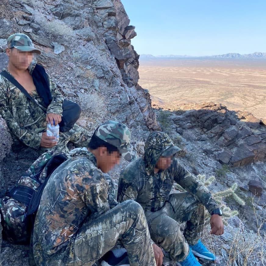 Encuentran a 15 migrantes este lunes que ingresaban ilegalmente a EEUU al este de Wellton, Arizona. Cuando los agentes intentaron arrestar al grupo, se dispersaron y corrieron, algunos trepando a las montañas Mohawk.