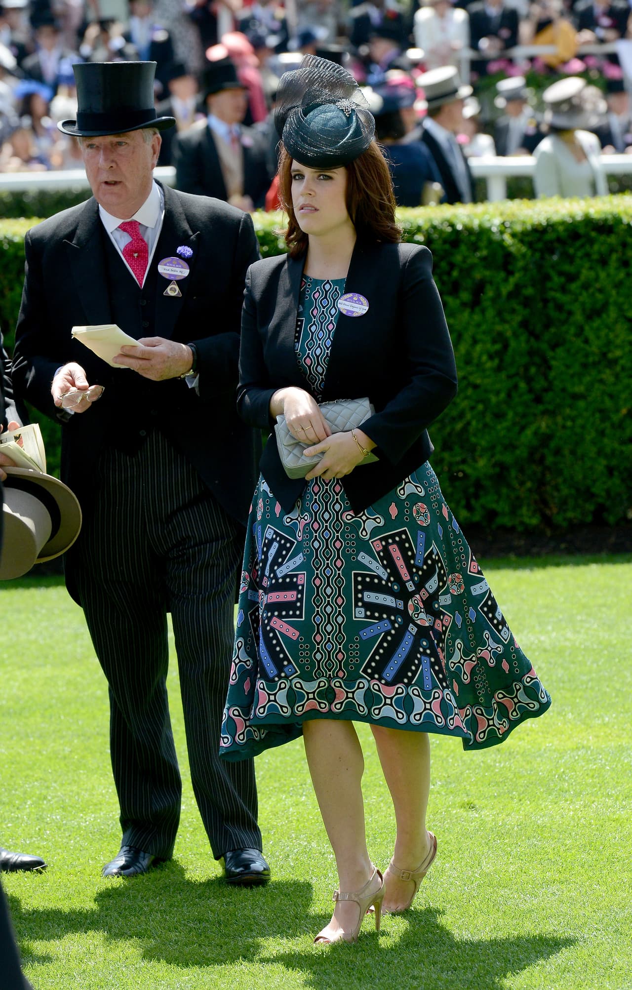 En más de una ocasión le hemos visto llevar estas chaquetas con picos al frente y abotonadas a la cintura. El uso de hombreras también ayuda a lograr el efecto visual de una cintura más pequeña.