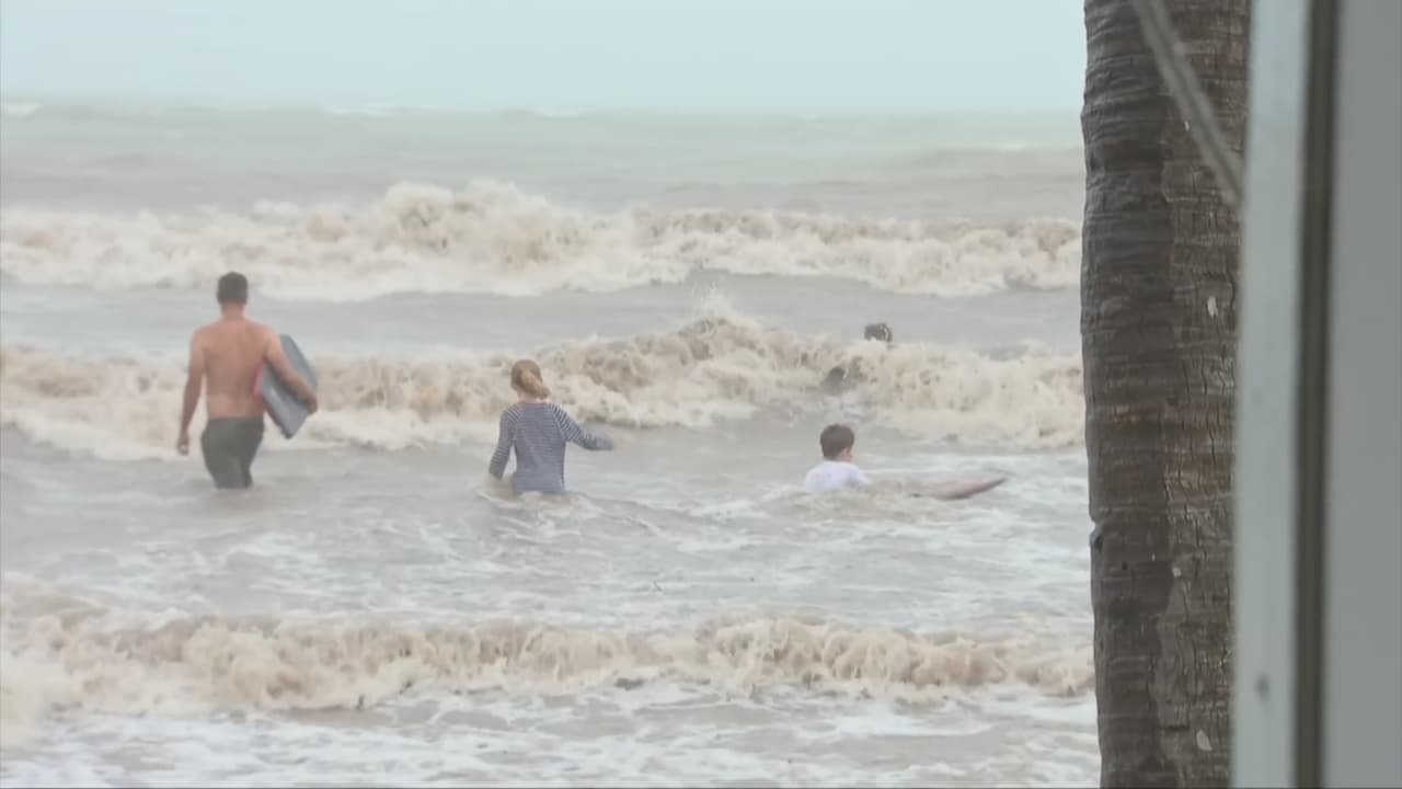 Algunos desafiaron las órdenes de no entrar al mar, poniendo en riesgo sus vidas. 
<br>