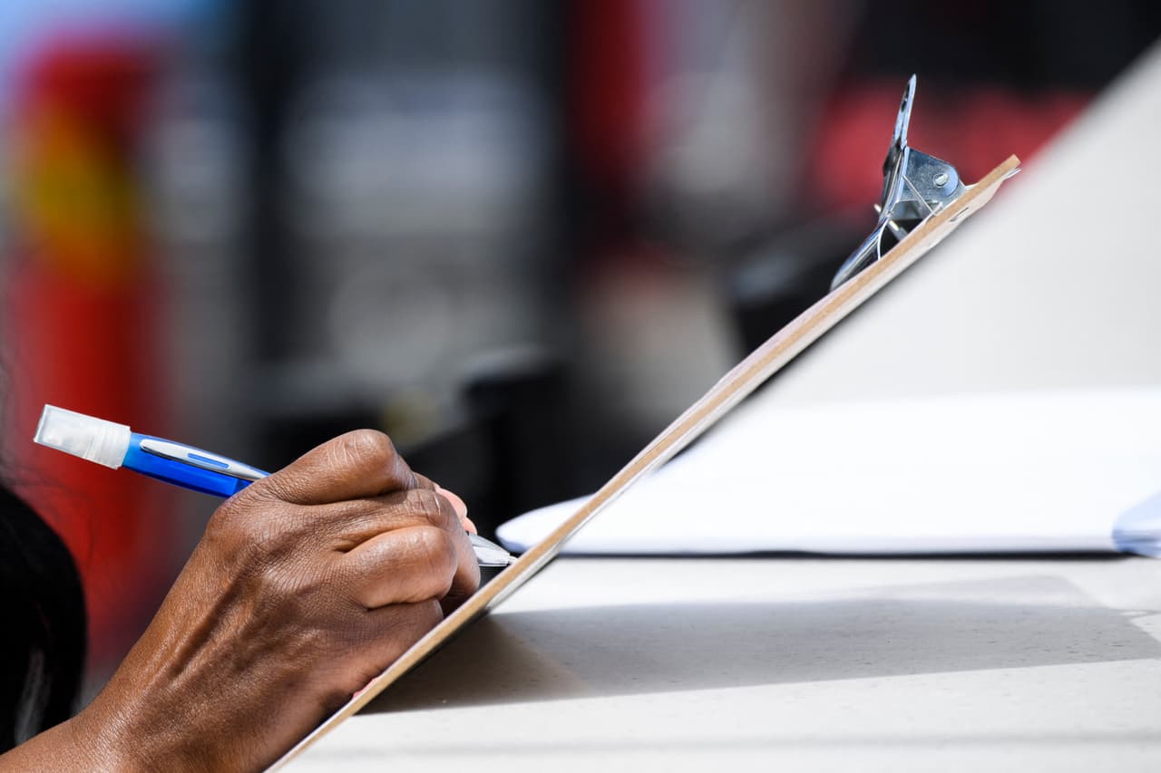 “Se anima a los solicitantes de empleo a que lleguen temprano y traigan muchos currículums. Asegúrese de vestirse listo para la entrevista. La asistencia es gratuita para quienes buscan trabajo”, indica el comunicado de
<a href="https://www.eventbrite.com/e/tucson-job-fair-tickets-167321991581" target="_blank">Jobertising.com</a> .